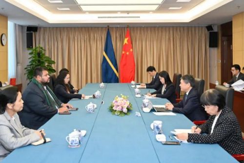生态环境部部长黄润秋会见瑙鲁教育、气候变化、土地管理部长阿皮