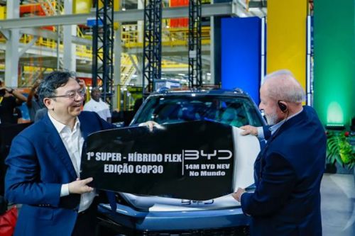 比亚迪第1400万辆新能源车在巴西工厂下线，巴西总统卢拉成为车主