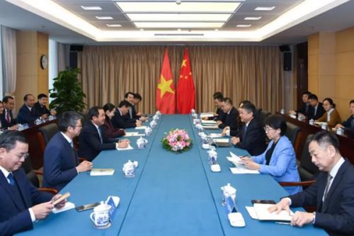 生态环境部部长黄润秋会见越南农业与环境部部长陈德胜